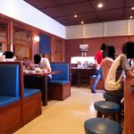 久留米ラーメン清陽軒 - テーブル席。奥には座敷も（全66席）