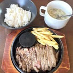 RAZ カフェ&レストラン - キューブロールライス付き！
ランチタイムは牛スジスープも付いて@2000