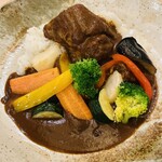 菜々笑 - 『お肉がドッカーン！とのった黒毛和牛カレー』2,480円　+   彩り野菜300円をトッピング。