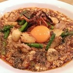 逸品坊 - 卵黄の他・揚げ大蒜・大蒜の芽・唐辛子もガッツリ！