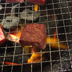 天下一の焼肉 将泰庵 - 2014/7 ロースを焼いています。