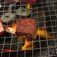 肉の匠 将泰庵  船橋本店 - 2014/7 ロースを焼いています。
