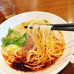 四川料理・蘭州ラーメン 牛王 - 麺は2番の細打ちストレートです