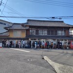 須崎食料品店 - 左の工場の先まで並んでます