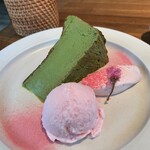 UNITY CAFE - 桜と宇治抹茶のバスクチーズケーキ、桜のアイスクリーム