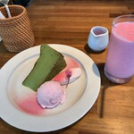 UNITY CAFE - 桜と宇治抹茶のバスクチーズケーキ 900円、桜のアイスクリーム200円、いちごのスムージー 800円（いずれも税込）