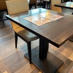 Cafe Restaurant Lavender - 桌子