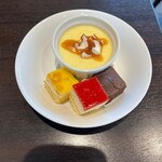 Cafe Restaurant Lavender - プリンとミニケーキ