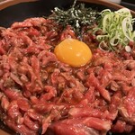精肉・卸の肉バルSanoso - ◆炙りユッケ丼（肉メガ）（2,000円）