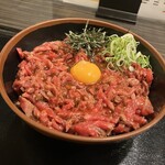 精肉・卸の肉バルSanoso - ◆炙りユッケ丼（肉メガ）（2,000円）