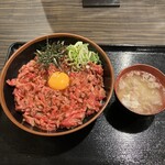 精肉・卸の肉バルSanoso - ◆炙りユッケ丼（肉メガ）（2,000円）