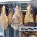 八郷蒸溜所 ビジターセンター - 敷地内に生ハムの原木が吊り下がっています