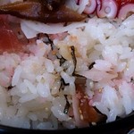 寿司源 - 寿司源 ＠八丁堀 ランチ ちらしのシャリには干瓢煮・ガリ・でんぶ 刻み海苔が混ぜられています