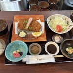 とんかつ revolution - 上ロースの定食。見た目が美しく味も最高。