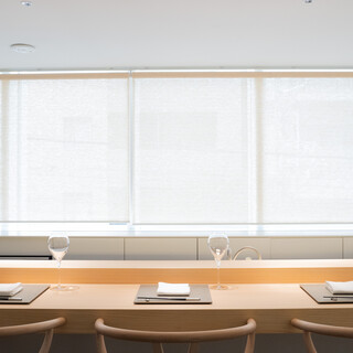 カウンター全10席。貸切ご希望の場合は店舗までお問い合わせください。