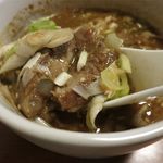 麺屋 菜々兵衛 - つけ汁の中の軟骨チャーシュー