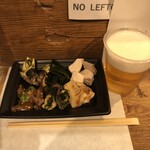 麹町いづみや しろ - 生ビール、[おつまみ：5品]・りゅうきゅう・いか下足青のり和え・筍土佐煮・めかじき煮つけ・亀の手酒蒸し