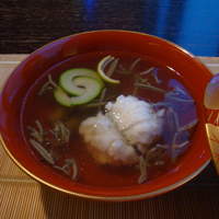 花山椒 - 牡丹鱧（はも）の清汁仕立　秋田蓴菜（じゅんさい）　管牛蒡（ごぼう）　蛇の目小メロン　松葉柚子