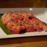 炭火焼肉 筵 - 厚切り牛タンです