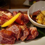 炭火焼肉 筵 - ５種盛りあわせ～　ホルモンの付いてるの