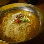 炭火焼肉 筵 - 冷麺です