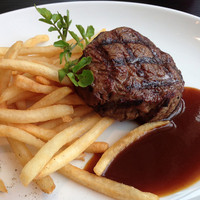 THE COSMOPOLITAN GRILL BAR TERRACE - ステーキフリット
                
                ぼりゅーみぃっ！！