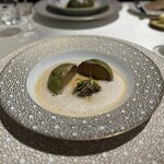 銀座 レカン - ほろほろ鳥はうま味あふれるワイルドな風味。とろけるフォアグラ。モリーユ茸は噛むほどに豊かな風味が広がる。コク深いソースも絶品。