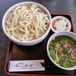 うどん房わらく - こってりもつ汁うどん　858円