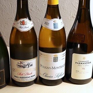 季節の日本料理に合わせて、世界各国の厳選ワインを堪能