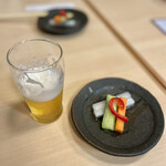 黒豚とんかつ ほり壱 - スターターは自家製ピクルスとビールで、とんかつの揚げ上がりを楽しみに待つべし！