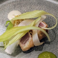 VANNO - マグロのフリット と山菜の付け合わせ