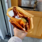 えんどう - シュガバターにピスタチオクリームと生クリームとチョコソーストッピング