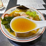 Japanese Soba Noodles 蔦 - TOKYO Xと与論島ホロホロ鳥のスープに兵庫県産の薄口醤油など数種をブレンドした醤油タレを合わせたスープ