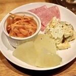 &243 - せんべろセットのおつまみ盛り合わせ
