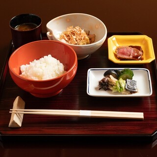 越前蟹や旬の食材を使用◆地元工芸品で彩る季節の味覚を堪能