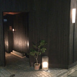 神楽坂 石かわ - 清楚で趣きのある外観