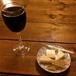 南米料理SUDAKA - グラスワインを頼むとチーズとピクルスも出してくれました