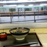 駅そば そば・うどん八起家 - 蕎麦越しの列車は美しい