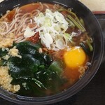 駅そば そば・うどん八起家 - 別盛りになったネギを散らし