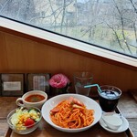 イトウヤカフェ - 料理写真:ランチナポリタン 1100円　雨の景色を見ながらランチしました