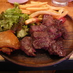東京ブッチャーズ - 肉屋のステーキプレート。９００円。