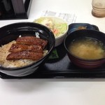 吉野家 - 土用の丑の日は手軽な吉野家で鰻丼並盛セット＋ポテトサラダで