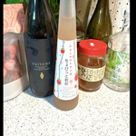 花の舞酒造 - ちょびっと乾杯　まわりにあるお酒やはちみつ　棘玉　ふわふわベリーなイチゴは、なんとなく、わたくしが、ちょびっと乾杯から連想してゆく商品　ならべてみました　byまみこまみこ