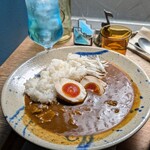 喫茶 ニカイ - 『ニカイの和牛もつカレー』と『ニカイのクリームソーダ』