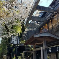 鰻割烹 伊豆栄 梅川亭 - 風景と建物が溶け込んでます