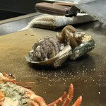 名駅 鉄板焼き 森本Ｘ Premium - 鉄板で踊る鮑