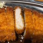 ゴーゴーカレー - 切り口。カリカリに焼かれていてカレーとよく合う。