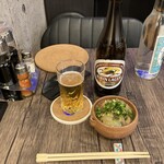居酒屋 牛すじ屋 - 中瓶ビール748円と牛すじ煮込み605円、あとよーく見るとキンミヤ焼酎のボトルがw