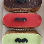 MONSIEUR - 上から、チョコレート、ラズベリー、ピスタチオ。店名から連想されるおヒゲのポイントが面白い。