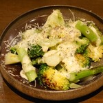 飲んべぇ食堂 らくだ屋 - 焼きブロッコリーとアスパラのタルタル